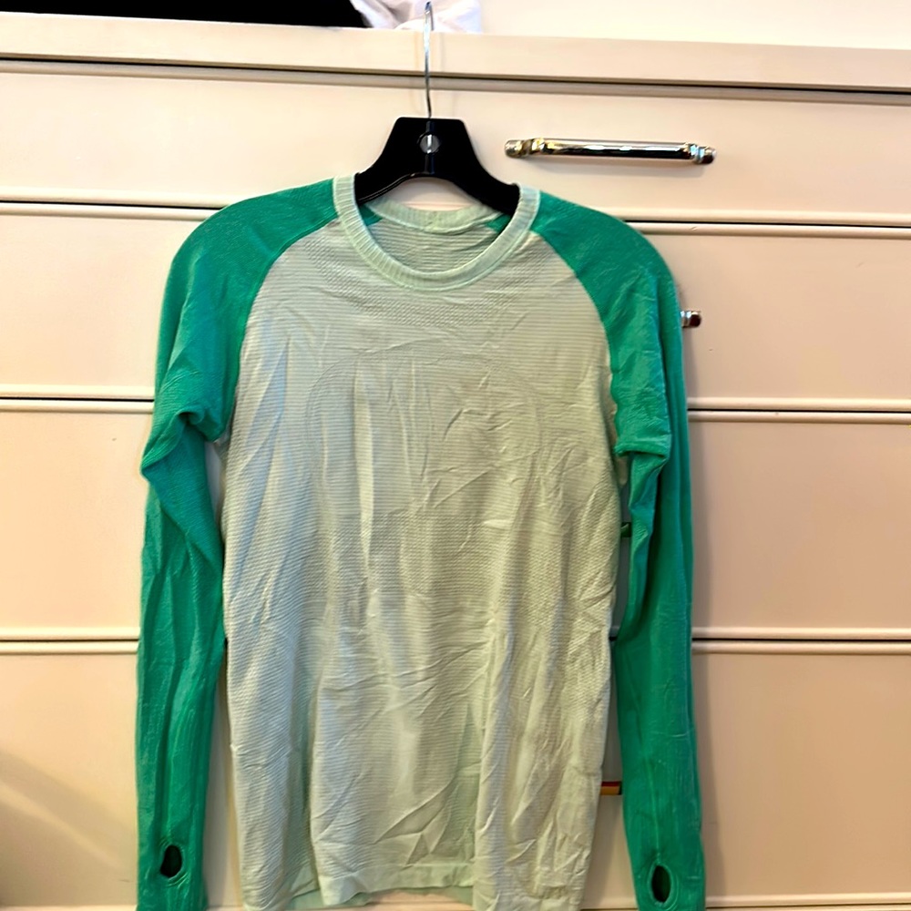 Long sleeve two tone green lululemon athletic top